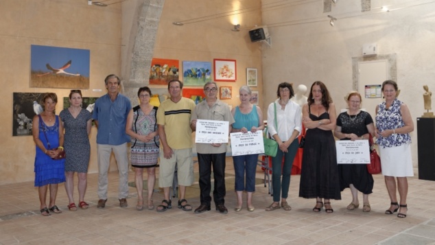 Les lauréats autour des élus et des membres du jury. Les lauréats autour des élus et des membres du jury.