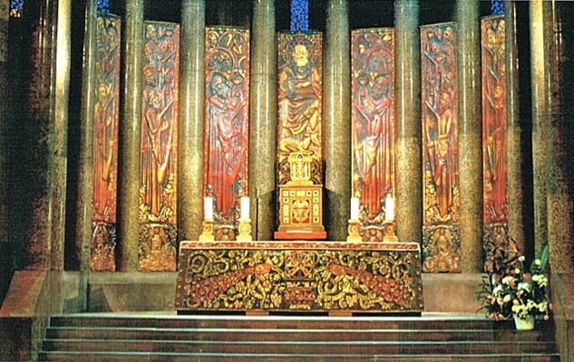 Retable de l'église Sainte-Odile - Apocalypse selon saint Jean - cuivre repoussé émaillé (1938-1945) ..... 3,17m x 0,76m - photo collection privée